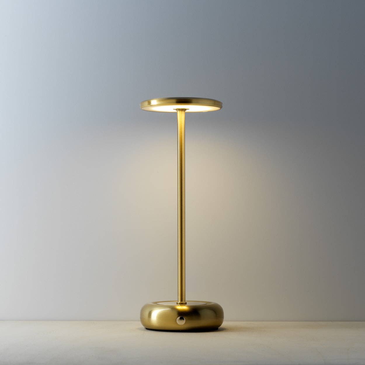 Bazar Bizar Living - Die Smooth Operator LED-Tischlampe