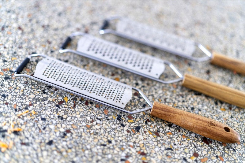 Küchenreiben Edelstahl REIBE Parmesanreibe Käseraffel Raffel Raspel mit Holzgriff von Laguiole 3er-Set