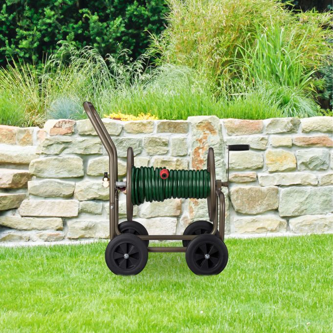 Relaxdays Schlauchwagen XL mit Gartenschlauch im Einsatz