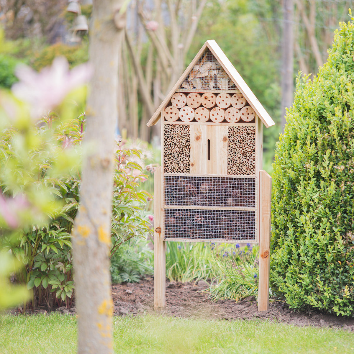 Relaxdays Insektenhotel natur XL in einer Gartenumgebung