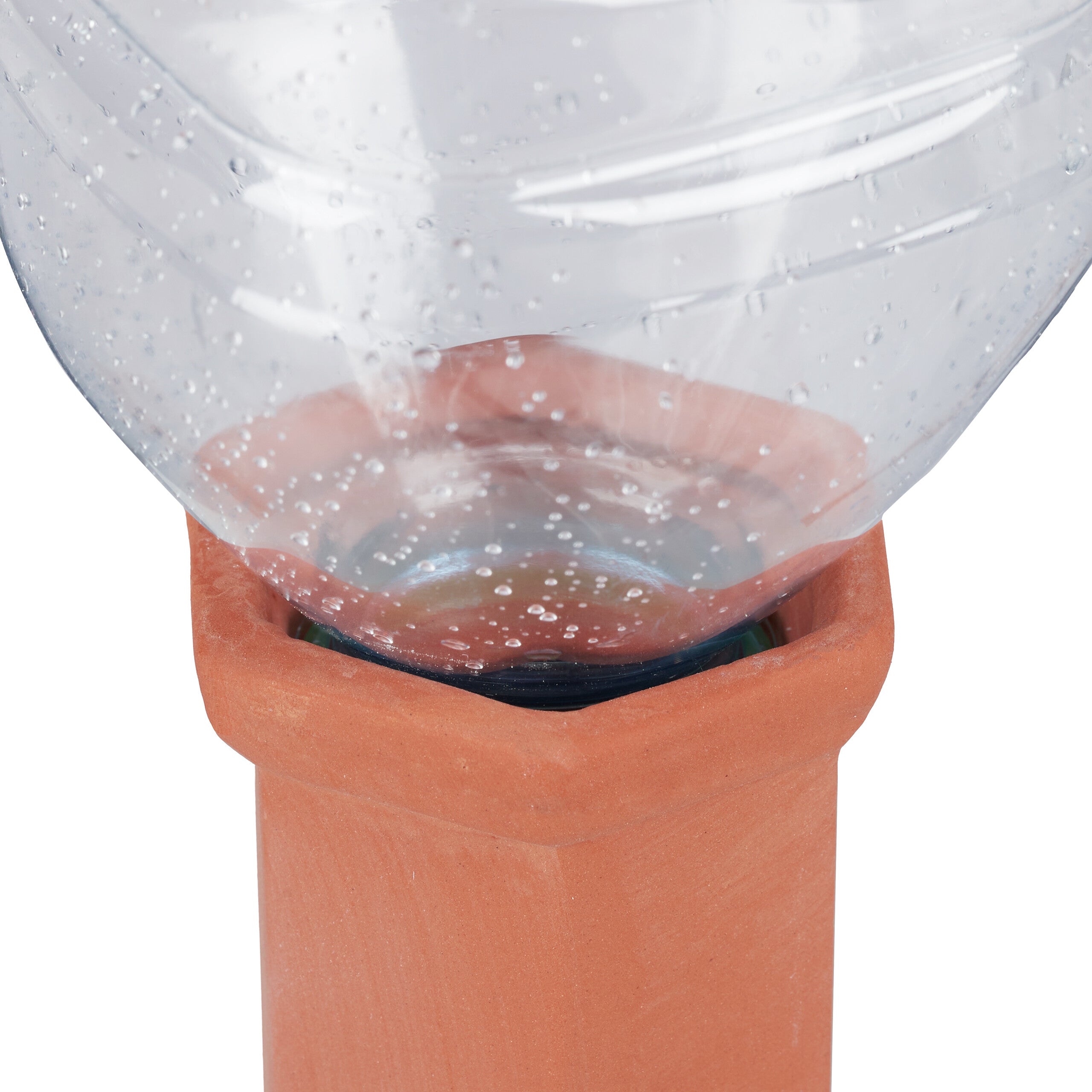 Nahaufnahme einer eingesetzten Wasserflasche im Relaxdays Tonkegel