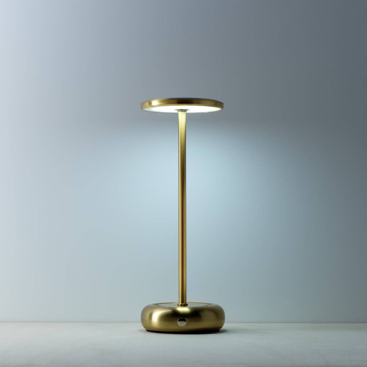 Bazar Bizar Living - Die Smooth Operator LED-Tischlampe