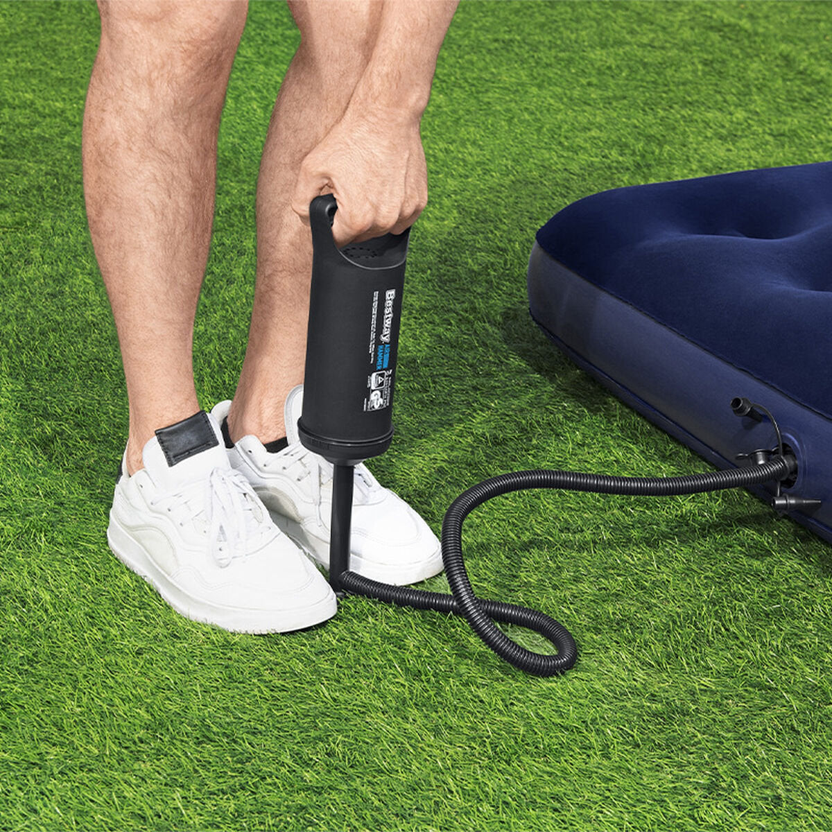 Bestway Air Hammer beim Aufpumpen eines Luftbetts auf dem Rasen