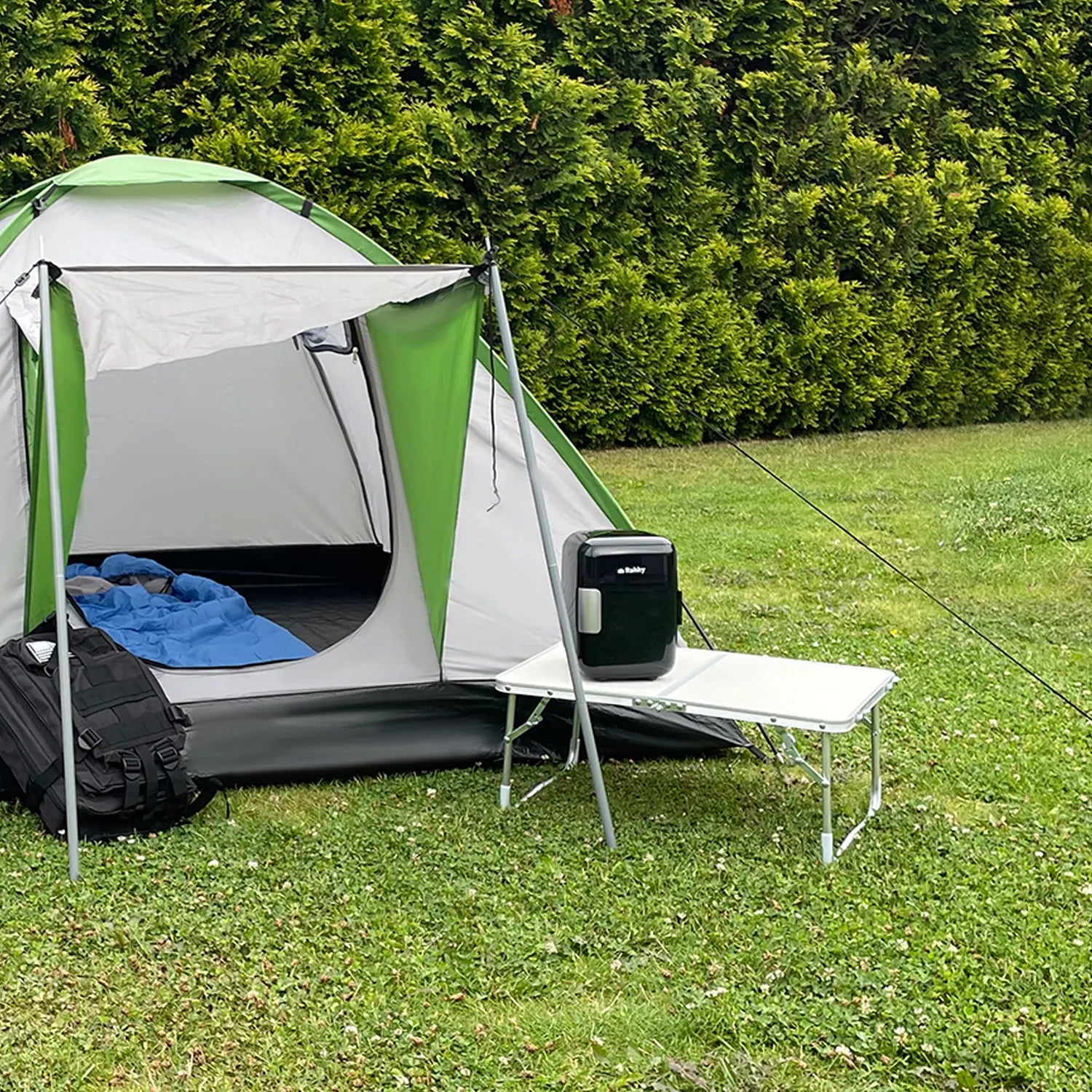 Faltbarer Campingtisch mit Aluminiumbeinen und stabiler MDF-Tischplatte