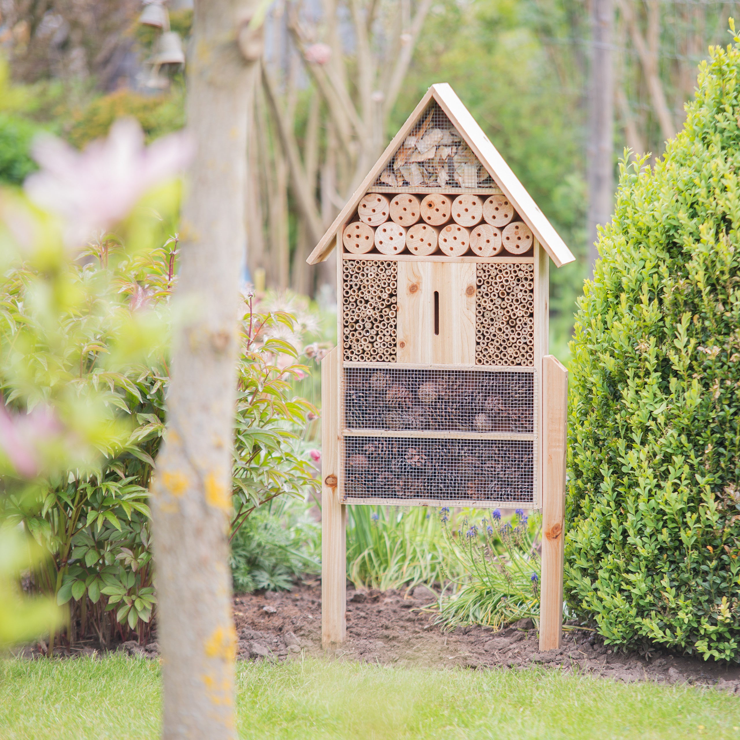 Relaxdays Insektenhotel natur XL in einer Gartenumgebung