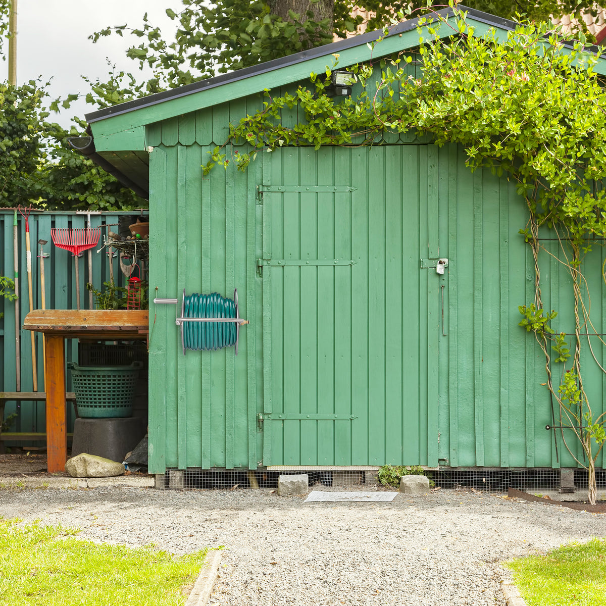 Wandmontierte Relaxdays Schlauchtrommel aus Edelstahl