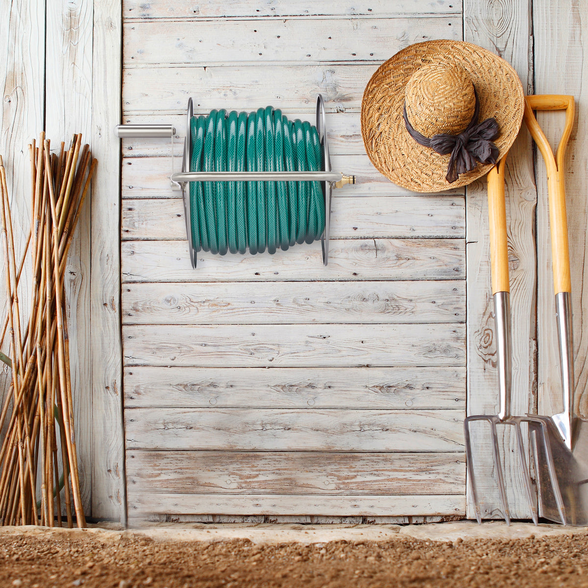 Relaxdays Edelstahl-Schlauchtrommel an einer Gartenhauswand