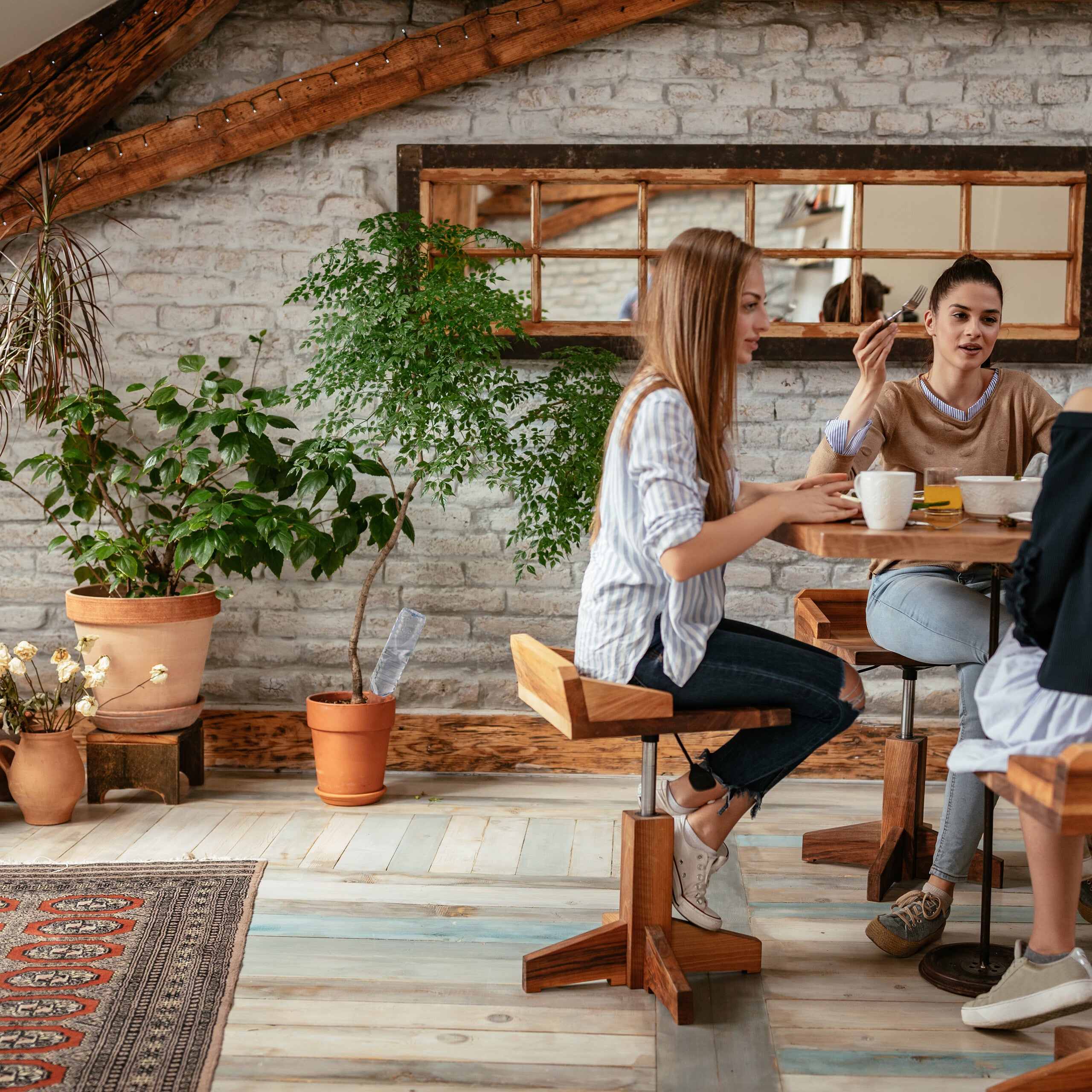 Relaxdays Tonkegel mit Wasserflasche im Blumentopf in einem hellen Wohnraum
